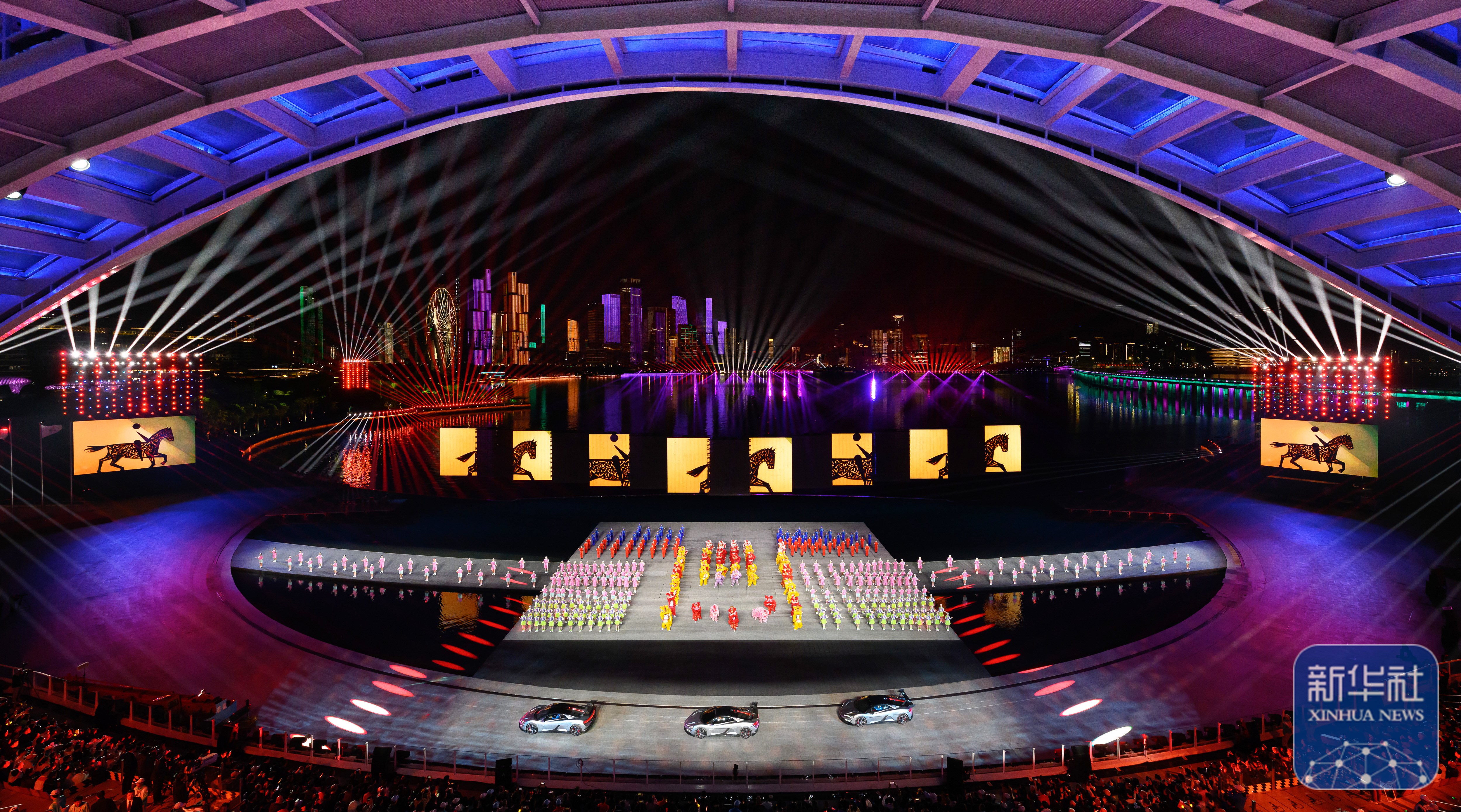 ↑ 演员在闭幕式现场表演。 新华社记者 连振 摄